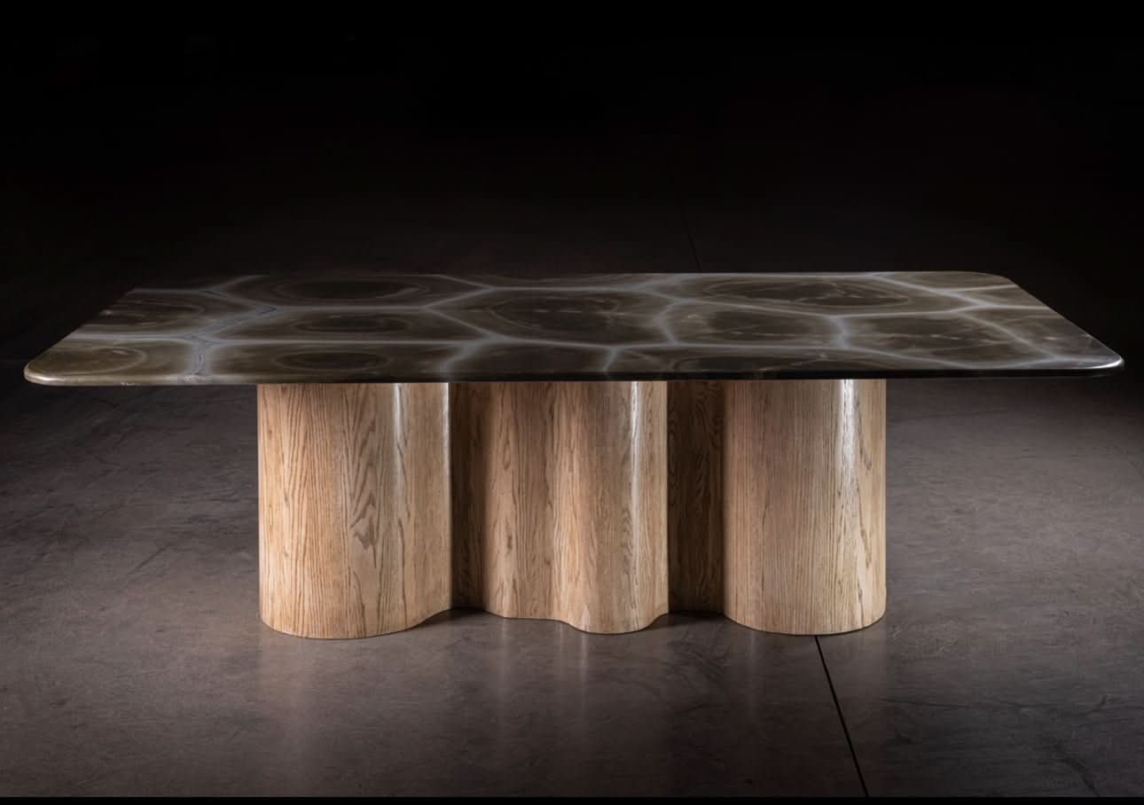 024 Table de salle à manger - Fabriquée par notre partenaire artisan, nous vous présentons la table de salle à manger, un plateau en quartzite "tortue" de 3" d'épaisseur avec une base en chêne massif en...