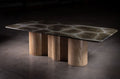 024 Table de salle à manger - Fabriquée par notre partenaire artisan, nous vous présentons la table de salle à manger, un plateau en quartzite "tortue" de 3" d'épaisseur avec une base en chêne massif en...
