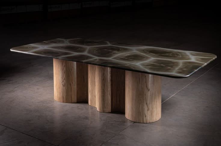 024 Table de salle à manger - Fabriquée par notre partenaire artisan, nous vous présentons la table de salle à manger, un plateau en quartzite "tortue" de 3" d'épaisseur avec une base en chêne massif en...