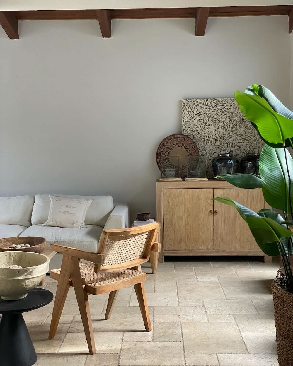 Meuble bas en orme avec portes – classique et neutre, ce meuble est doté de portes avec étagères, le meuble bas en orme s'adapte à un éventail d'intérieurs, du style bord de mer au...