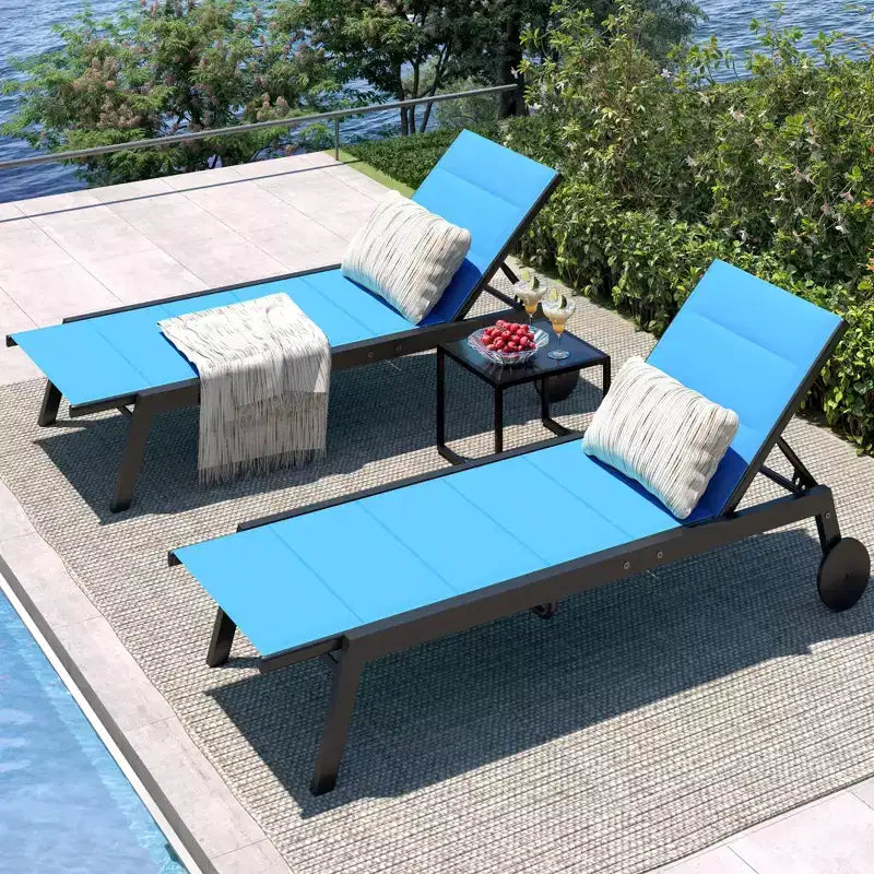 2 chaises longues de patio en textile avec table d'appoint, dossier réglable, transats de piscine sur roulettes, chaises longues pour piscine extérieure, cour, pelouse