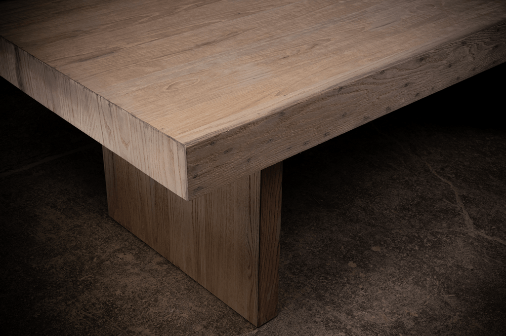 Table de salle à manger 1957 en chêne naturel - finition en chêne massif par des artisans partenaires, dimensions, matériaux et finitions disponibles sur demande