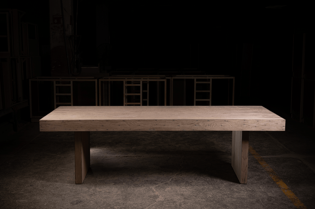 Table de salle à manger 1957 en chêne naturel - finition en chêne massif par des artisans partenaires, dimensions, matériaux et finitions disponibles sur demande