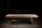 Table de salle à manger 1957 en chêne naturel - finition en chêne massif par des artisans partenaires, dimensions, matériaux et finitions disponibles sur demande