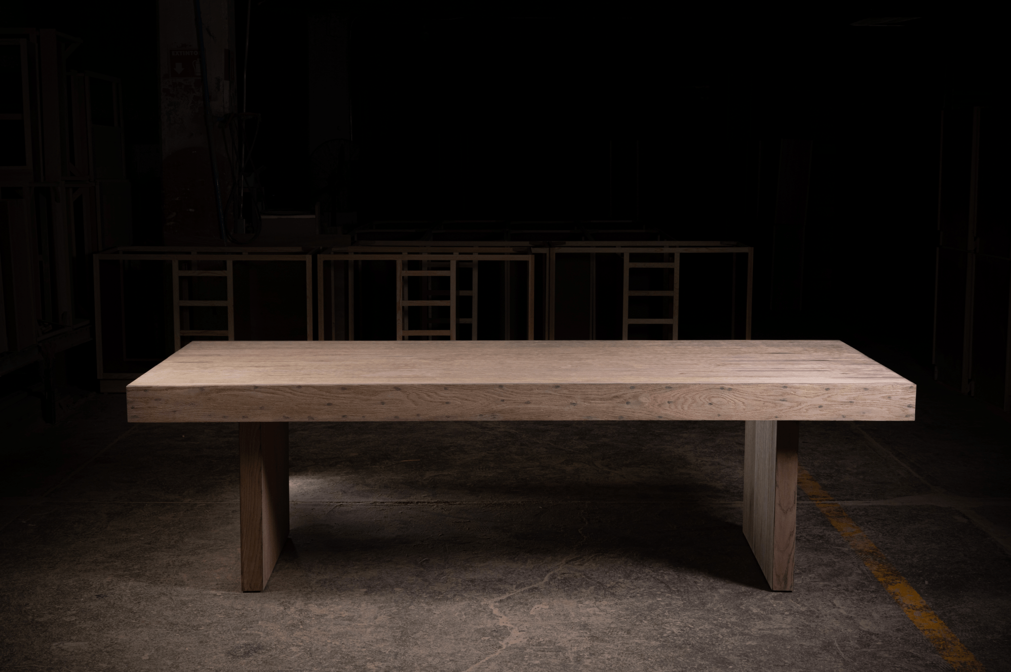 Table de salle à manger 1957 en chêne naturel - finition en chêne massif par des artisans partenaires, dimensions, matériaux et finitions disponibles sur demande