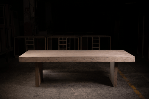 Table de salle à manger 1957 en chêne naturel - finition en chêne massif par des artisans partenaires, dimensions, matériaux et finitions disponibles sur demande