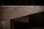 Table de salle à manger 1957 en chêne naturel - finition en chêne massif par des artisans partenaires, dimensions, matériaux et finitions disponibles sur demande
