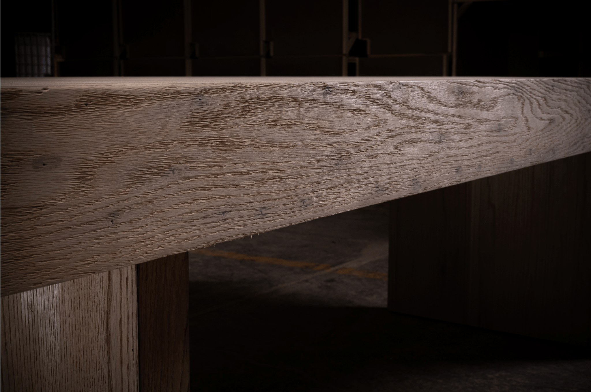 Table de salle à manger 1957 en chêne naturel - finition en chêne massif par des artisans partenaires, dimensions, matériaux et finitions disponibles sur demande