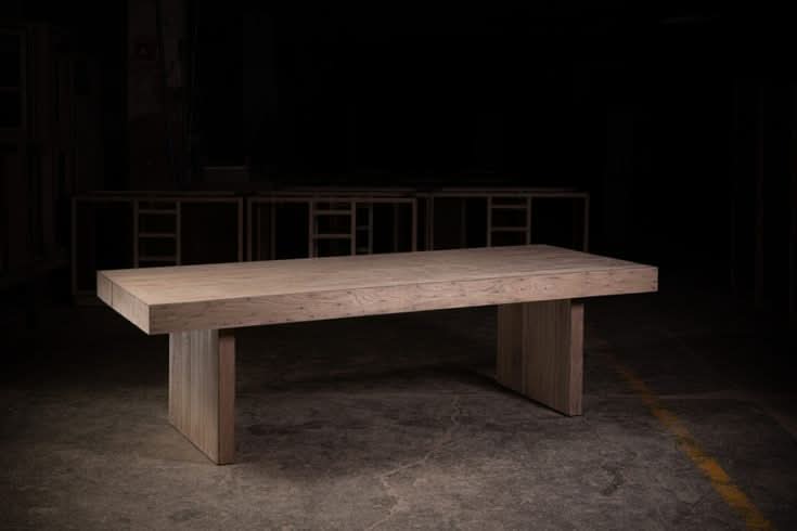 Table de salle à manger 1957 en chêne naturel - finition en chêne massif par des artisans partenaires, dimensions, matériaux et finitions disponibles sur demande