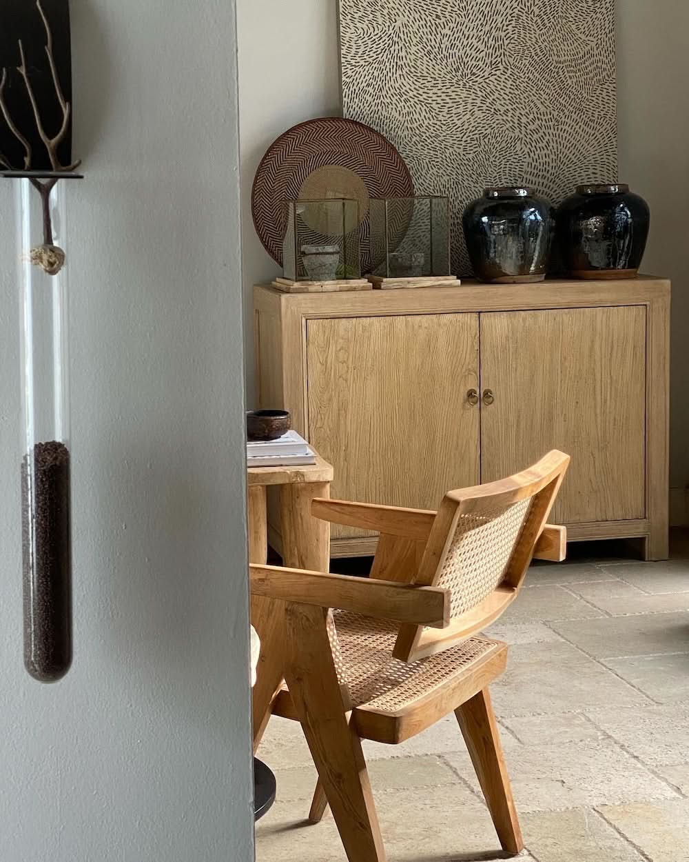 Meuble bas en orme avec portes – classique et neutre, ce meuble est doté de portes avec étagères, le meuble bas en orme s'adapte à un éventail d'intérieurs, du style bord de mer au...