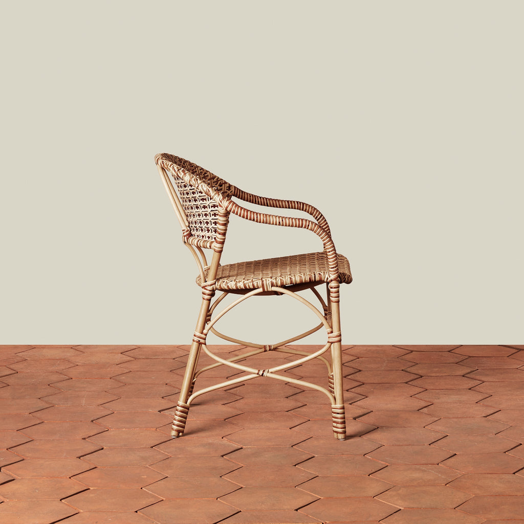 Fauteuil – Tressé à la main à partir de rotin issu de sources durables, sa palette naturelle et sa silhouette élégante apportent un style intemporel aux cuisines décontractées comme aux...