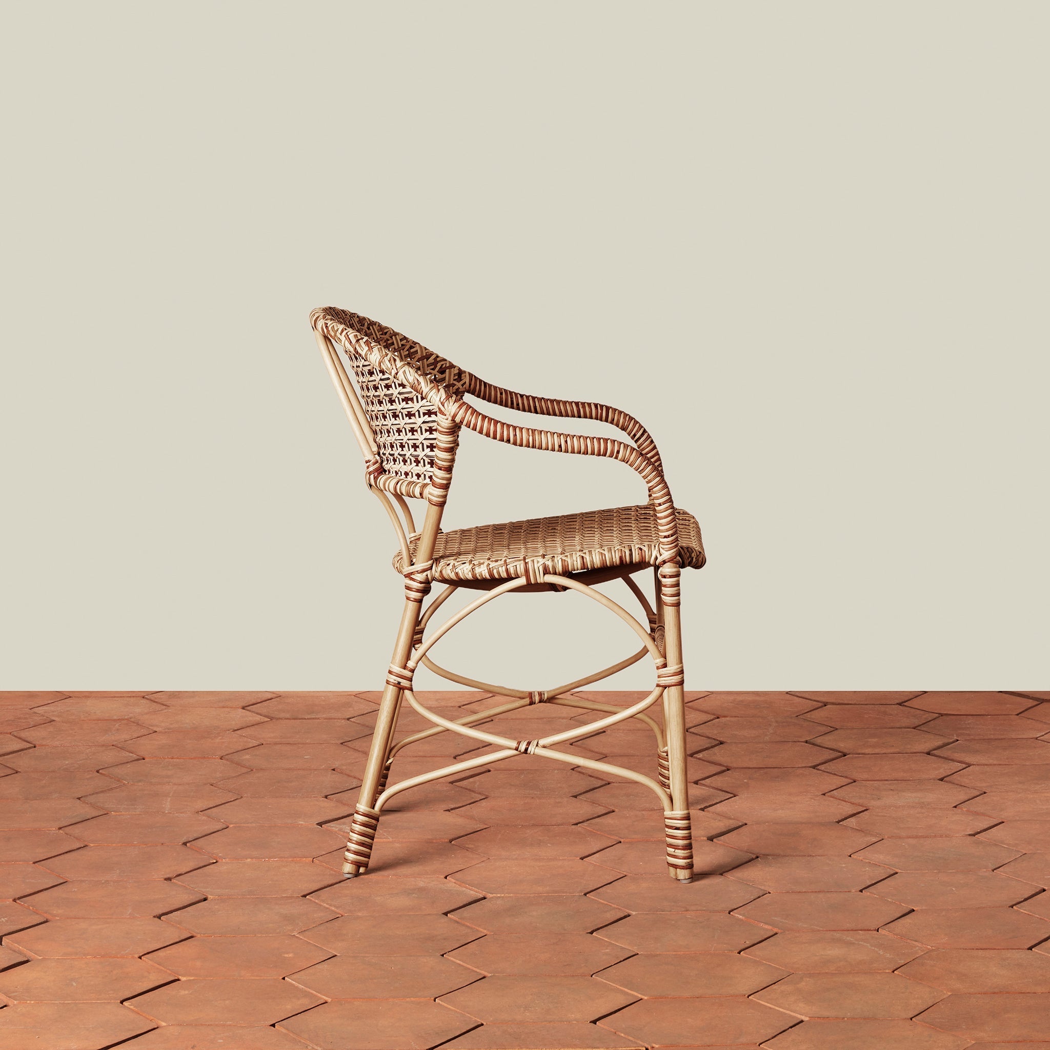 Fauteuil – Tressé à la main à partir de rotin issu de sources durables, sa palette naturelle et sa silhouette élégante apportent un style intemporel aux cuisines décontractées comme aux...