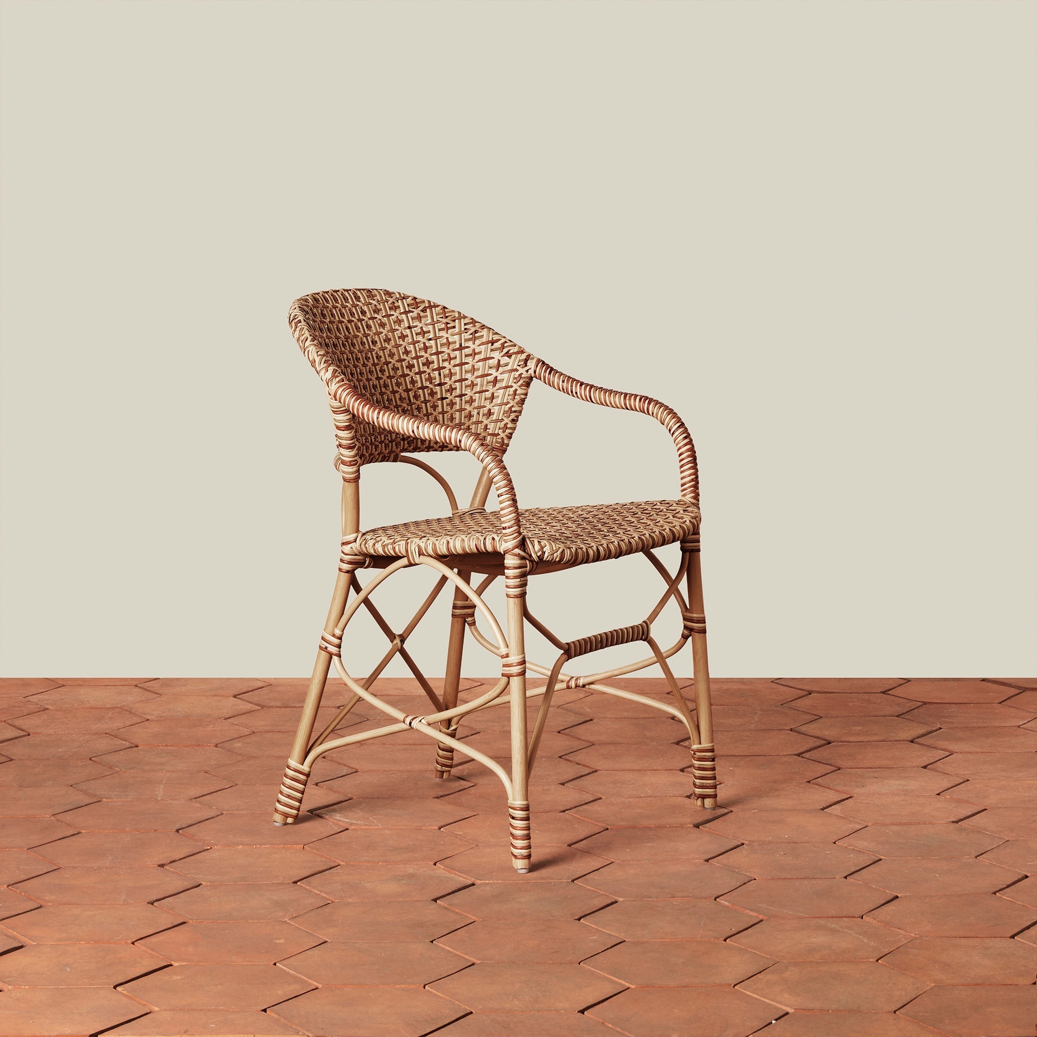 Fauteuil – Tressé à la main à partir de rotin issu de sources durables, sa palette naturelle et sa silhouette élégante apportent un style intemporel aux cuisines décontractées comme aux...