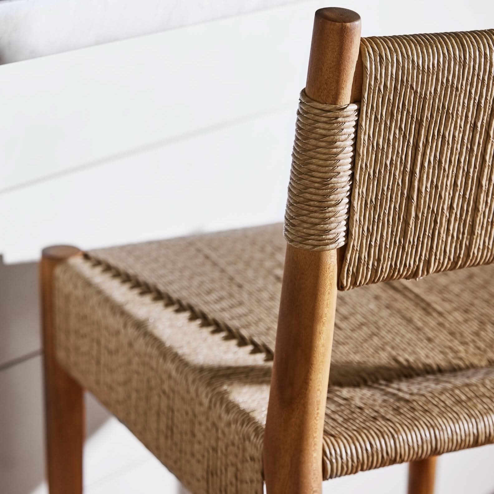 Tabouret de comptoir - Le jonc synthétique résistant aux intempéries offre une option élégante et durable pour les repas en extérieur ou les zones de repas de cuisine très fréquentées