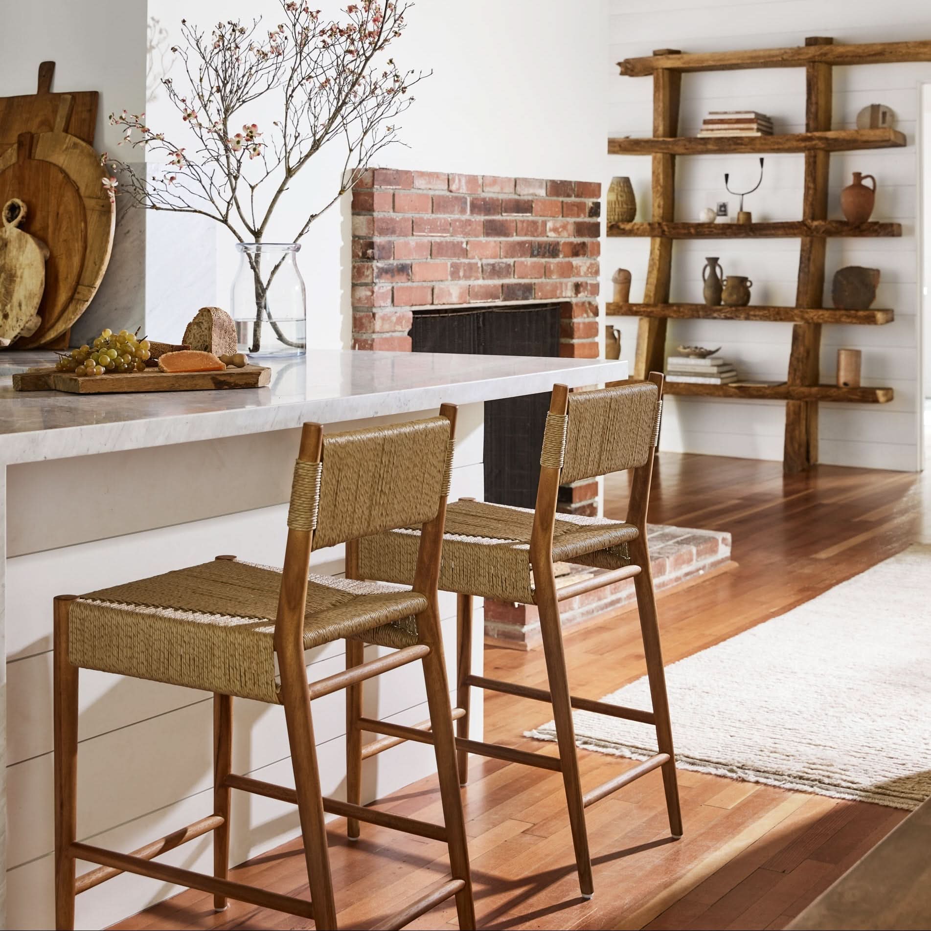 Tabouret de comptoir - Le jonc synthétique résistant aux intempéries offre une option élégante et durable pour les repas en extérieur ou les zones de repas de cuisine très fréquentées