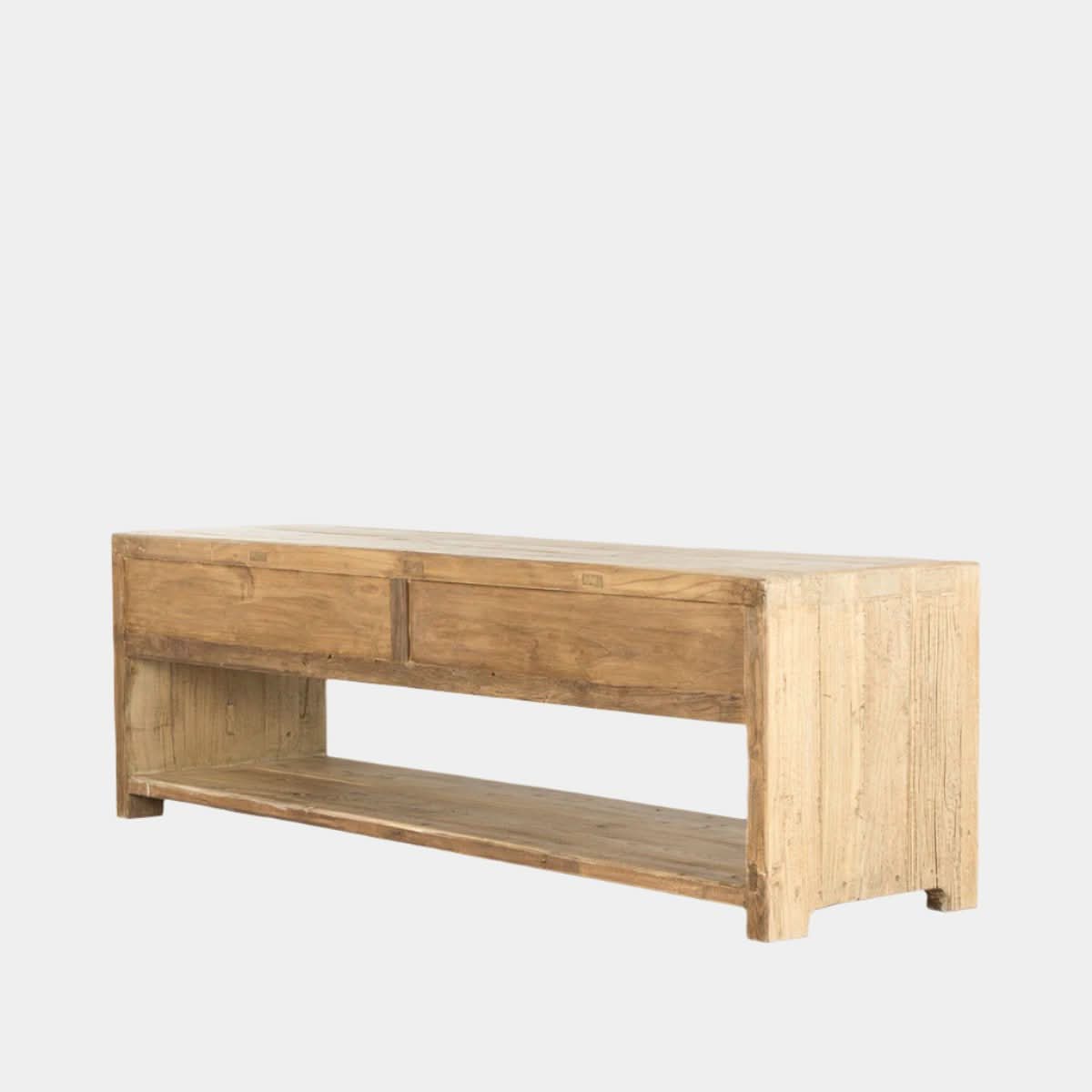 Meuble bas – Le meuble est fabriqué à partir de bois de récupération – un bois vieilli, dont la chaleur et le grain ne peuvent être reproduits par aucun bois neuf.