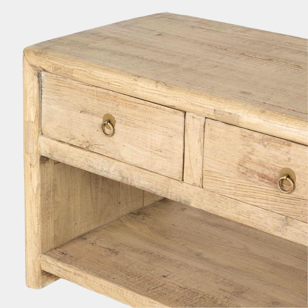 Meuble bas – Le meuble est fabriqué à partir de bois de récupération – un bois vieilli, dont la chaleur et le grain ne peuvent être reproduits par aucun bois neuf.
