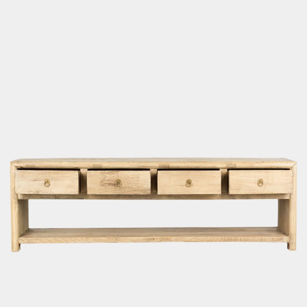 Meuble bas – Le meuble est fabriqué à partir de bois de récupération – un bois vieilli, dont la chaleur et le grain ne peuvent être reproduits par aucun bois neuf.