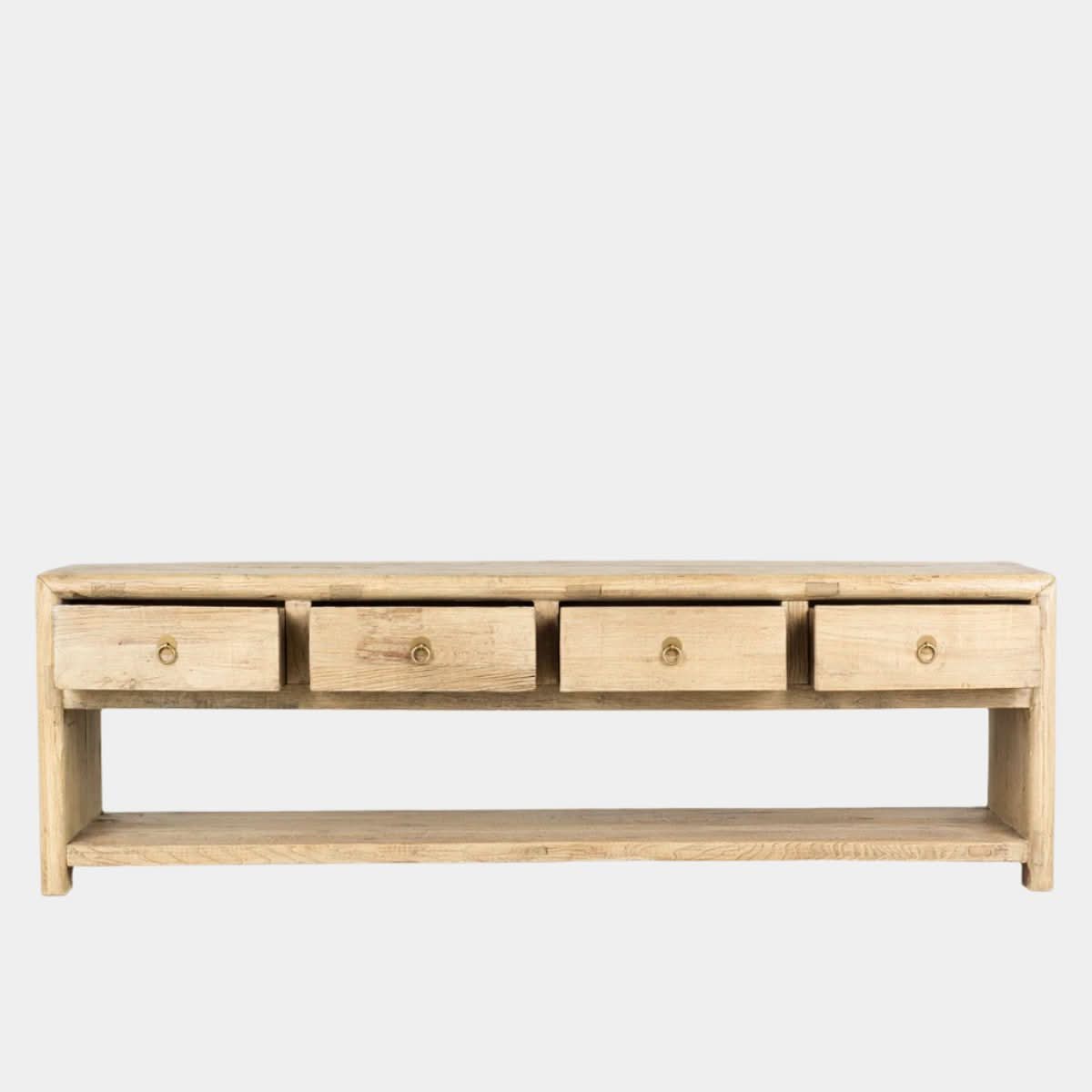 Meuble bas – Le meuble est fabriqué à partir de bois de récupération – un bois vieilli, dont la chaleur et le grain ne peuvent être reproduits par aucun bois neuf.