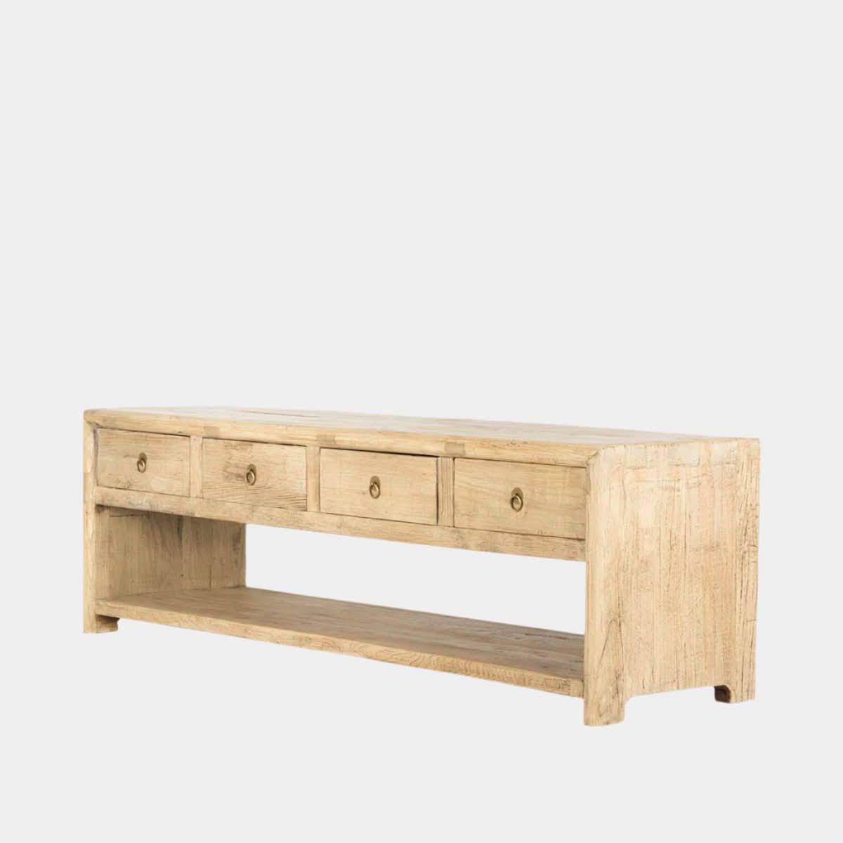 Meuble bas – Le meuble est fabriqué à partir de bois de récupération – un bois vieilli, dont la chaleur et le grain ne peuvent être reproduits par aucun bois neuf.