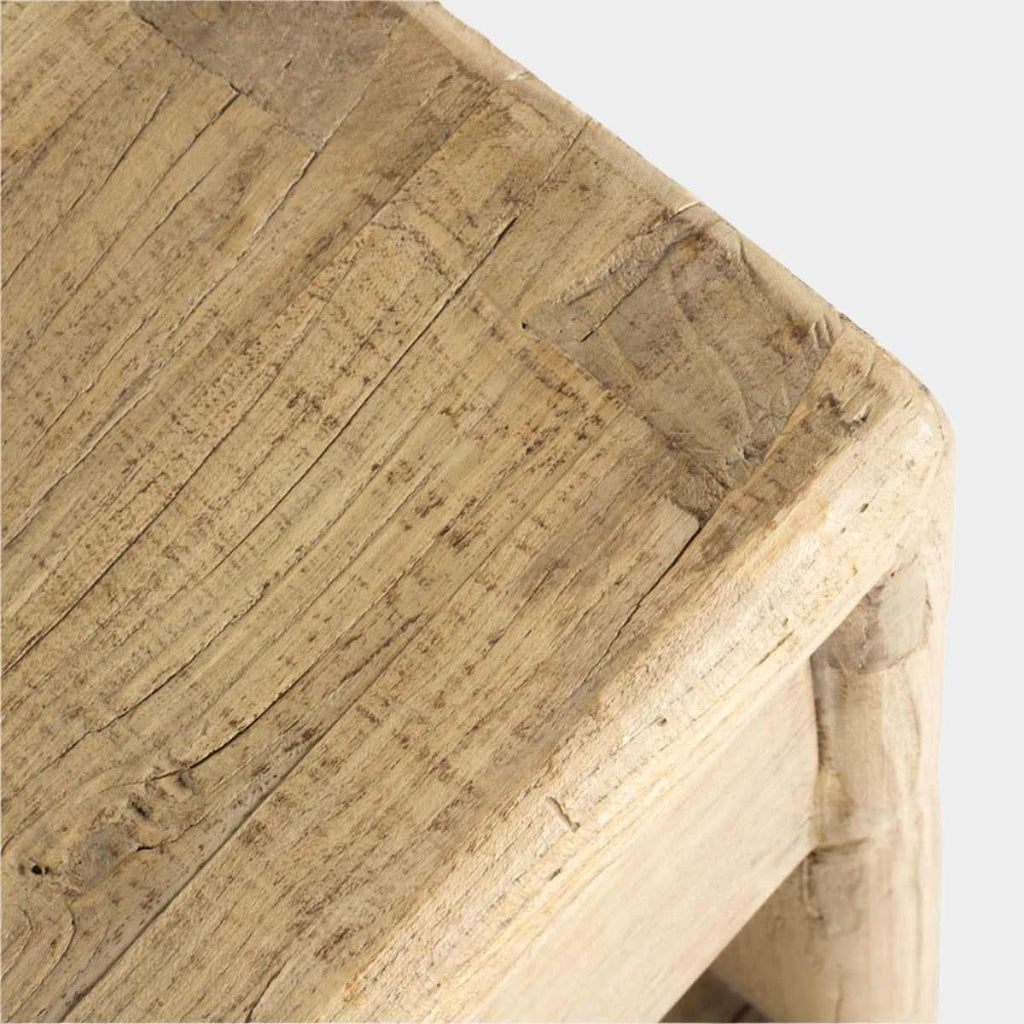 Meuble bas – Le meuble est fabriqué à partir de bois de récupération – un bois vieilli, dont la chaleur et le grain ne peuvent être reproduits par aucun bois neuf.