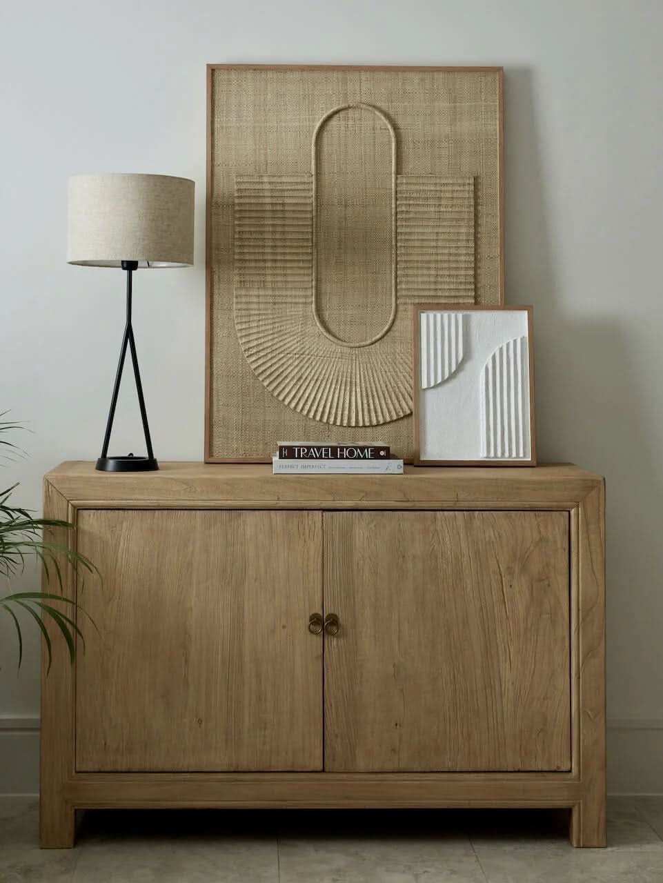 Meuble bas en orme avec portes – classique et neutre, ce meuble est doté de portes avec étagères, le meuble bas en orme s'adapte à un éventail d'intérieurs, du style bord de mer au...