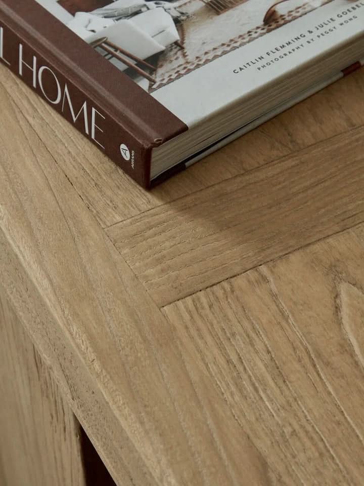 Meuble bas en orme avec portes – classique et neutre, ce meuble est doté de portes avec étagères, le meuble bas en orme s'adapte à un éventail d'intérieurs, du style bord de mer au...