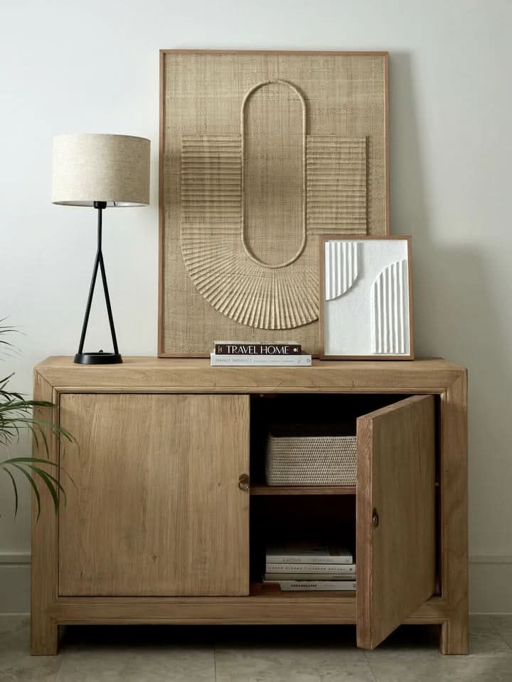 Meuble bas en orme avec portes – classique et neutre, ce meuble est doté de portes avec étagères, le meuble bas en orme s'adapte à un éventail d'intérieurs, du style bord de mer au...