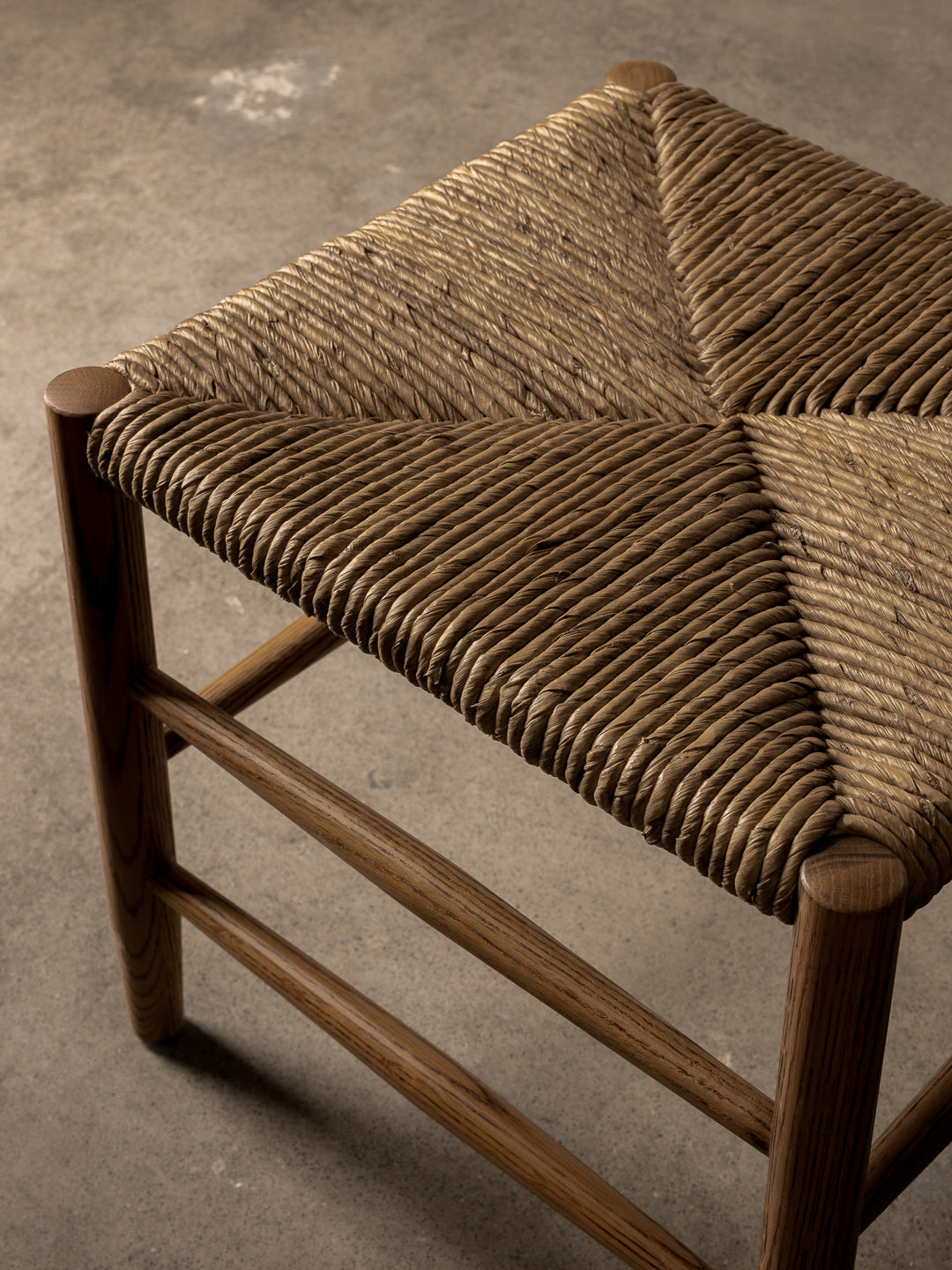 Tabouret de comptoir - Le design crée une ligne épurée et ininterrompue au niveau des îlots de cuisine et des bars, tandis que l'encombrement réduit permet aux tabourets de se ranger...