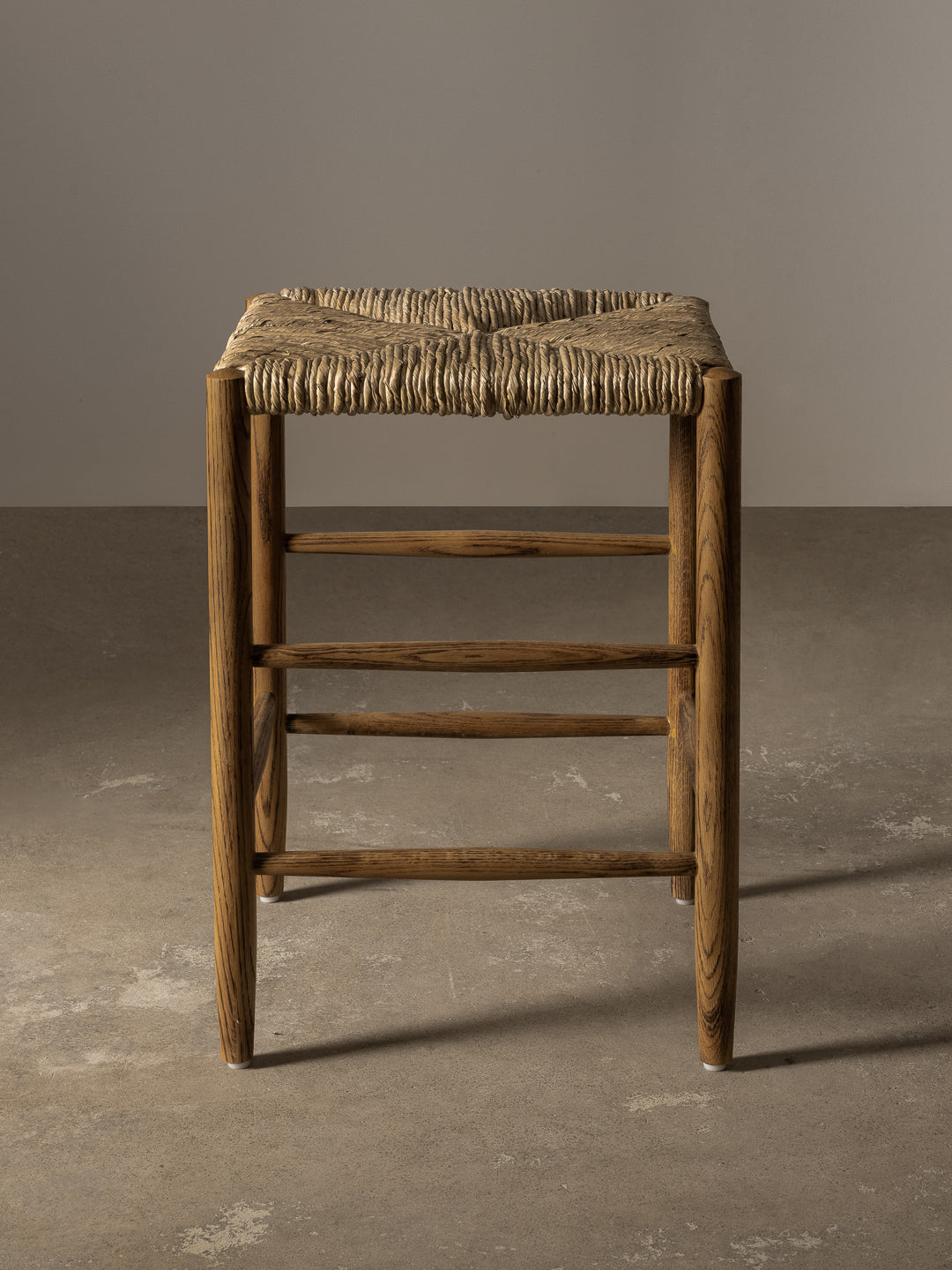 Tabouret de comptoir - Le design crée une ligne épurée et ininterrompue au niveau des îlots de cuisine et des bars, tandis que l'encombrement réduit permet aux tabourets de se ranger...