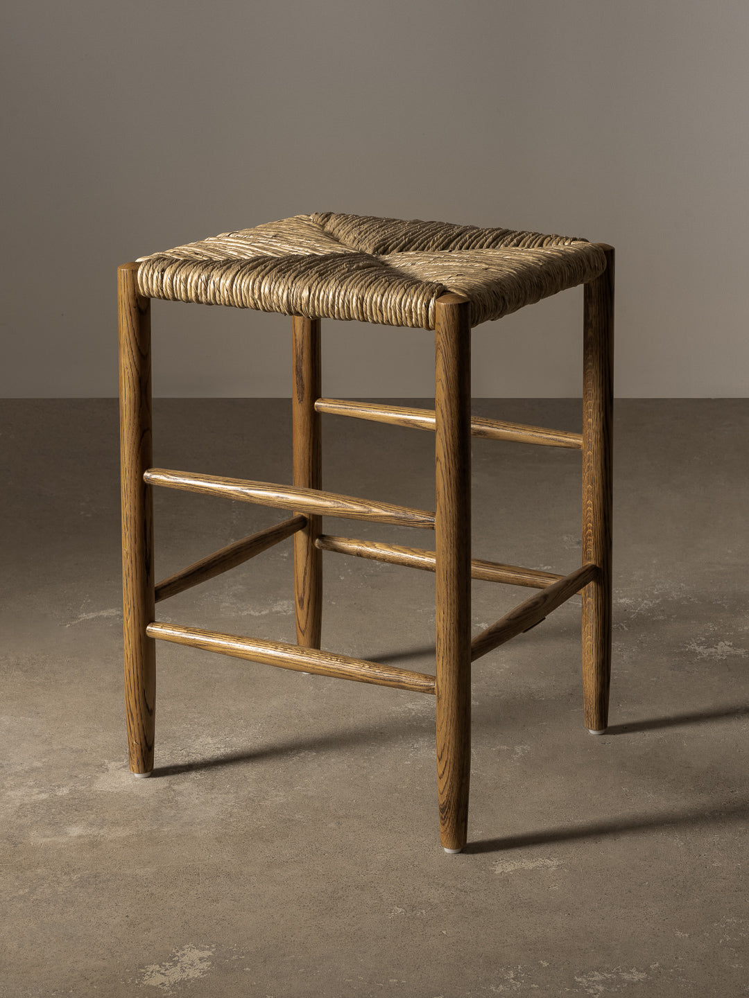 Tabouret de comptoir - Le design crée une ligne épurée et ininterrompue au niveau des îlots de cuisine et des bars, tandis que l'encombrement réduit permet aux tabourets de se ranger...
