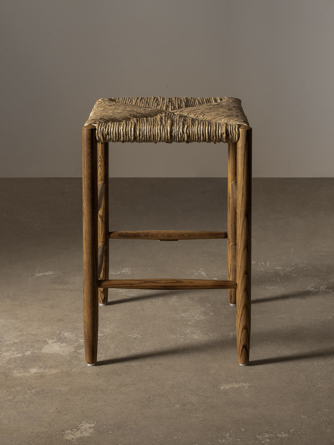 Tabouret de comptoir - Le design crée une ligne épurée et ininterrompue au niveau des îlots de cuisine et des bars, tandis que l'encombrement réduit permet aux tabourets de se ranger...