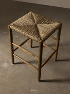 Tabouret de comptoir - Le design crée une ligne épurée et ininterrompue au niveau des îlots de cuisine et des bars, tandis que l'encombrement réduit permet aux tabourets de se ranger...
