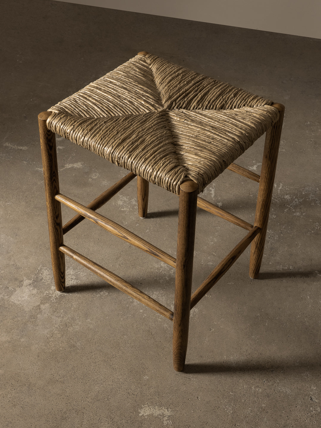 Tabouret de comptoir - Le design crée une ligne épurée et ininterrompue au niveau des îlots de cuisine et des bars, tandis que l'encombrement réduit permet aux tabourets de se ranger...