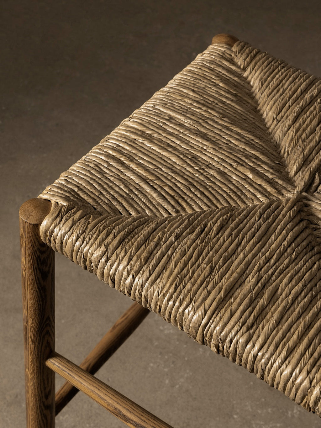 Tabouret de comptoir - Le design crée une ligne épurée et ininterrompue au niveau des îlots de cuisine et des bars, tandis que l'encombrement réduit permet aux tabourets de se ranger...