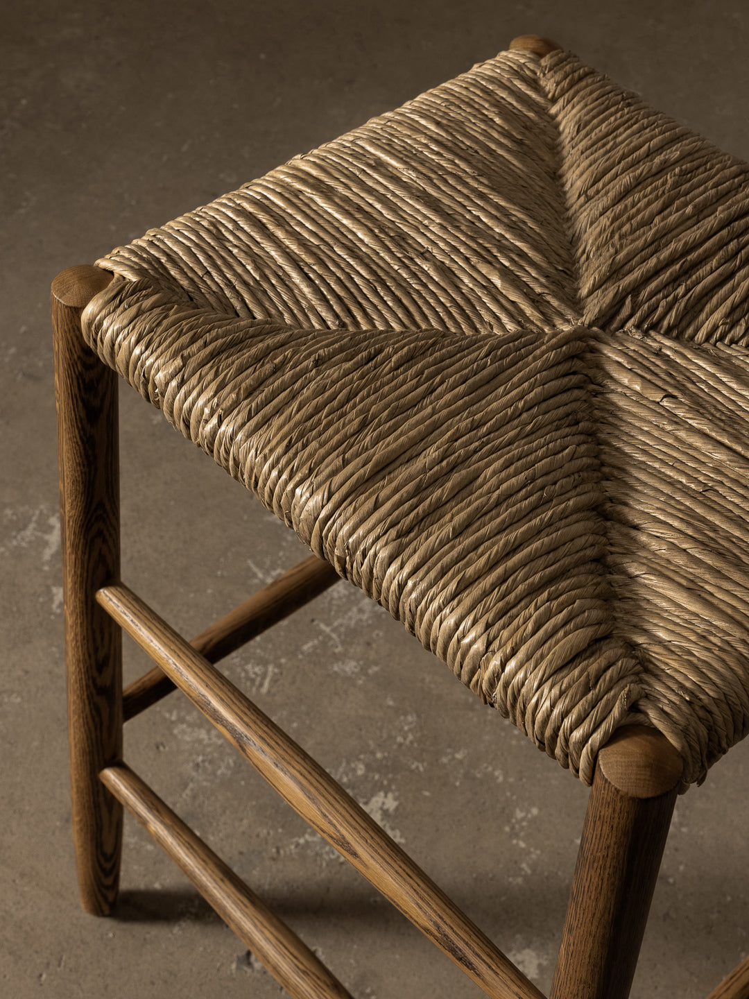 Tabouret de comptoir - Le design crée une ligne épurée et ininterrompue au niveau des îlots de cuisine et des bars, tandis que l'encombrement réduit permet aux tabourets de se ranger...