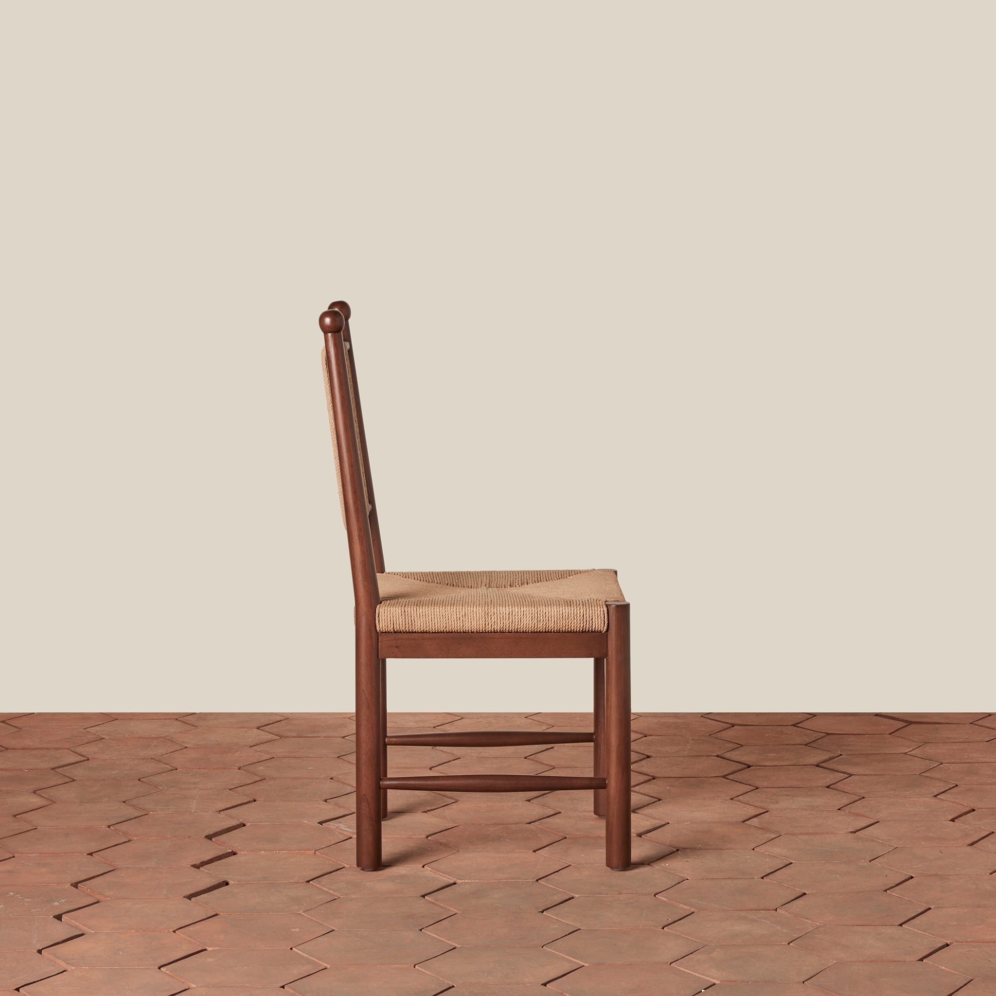 Chaise de salle à manger - Dotée d'un piètement en bois massif ancré et d'un dossier en corde tressée à la main et d'une assise en motif de jonc, elle s'intègre facilement dans les intérieurs classiques comme...