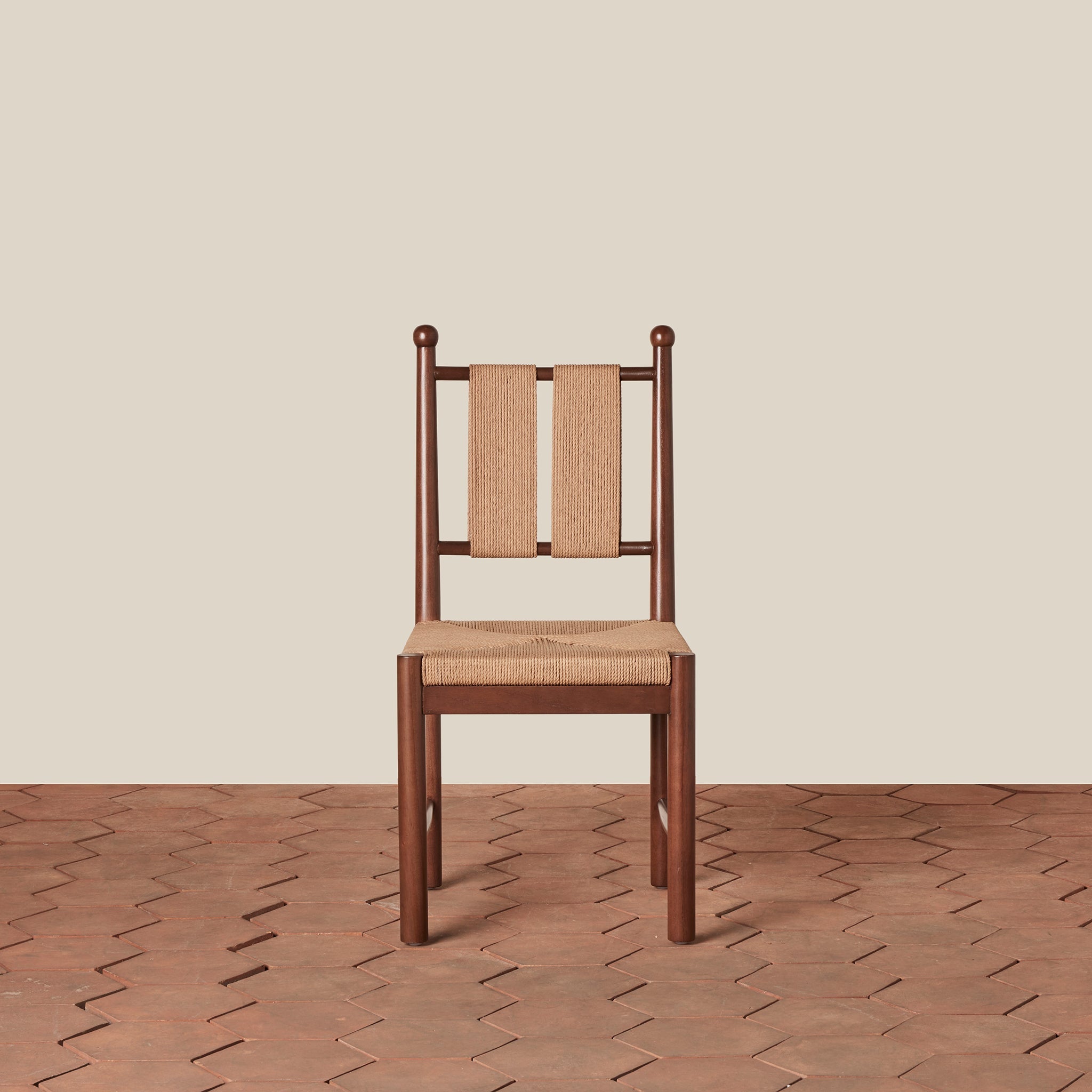 Chaise de salle à manger - Dotée d'un piètement en bois massif ancré et d'un dossier en corde tressée à la main et d'une assise en motif de jonc, elle s'intègre facilement dans les intérieurs classiques comme...