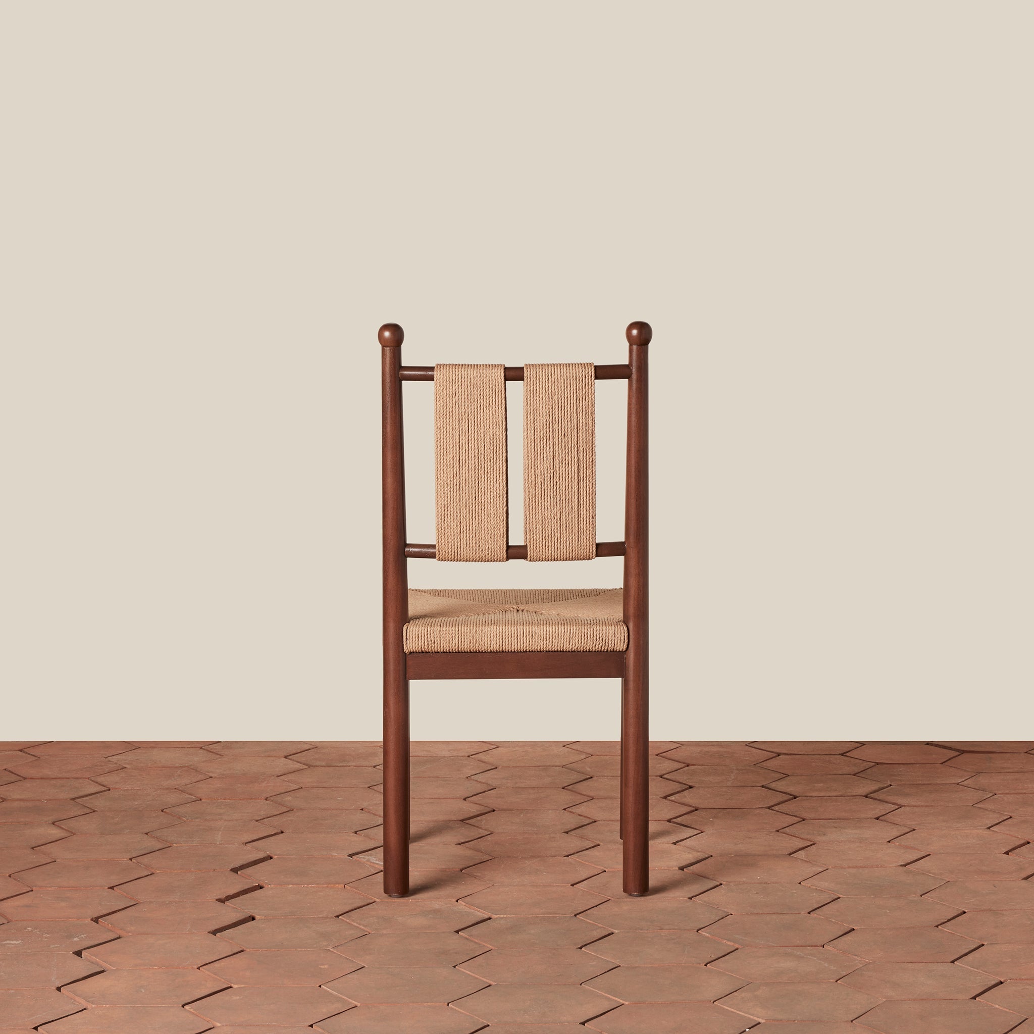 Chaise de salle à manger - Dotée d'un piètement en bois massif ancré et d'un dossier en corde tressée à la main et d'une assise en motif de jonc, elle s'intègre facilement dans les intérieurs classiques comme...