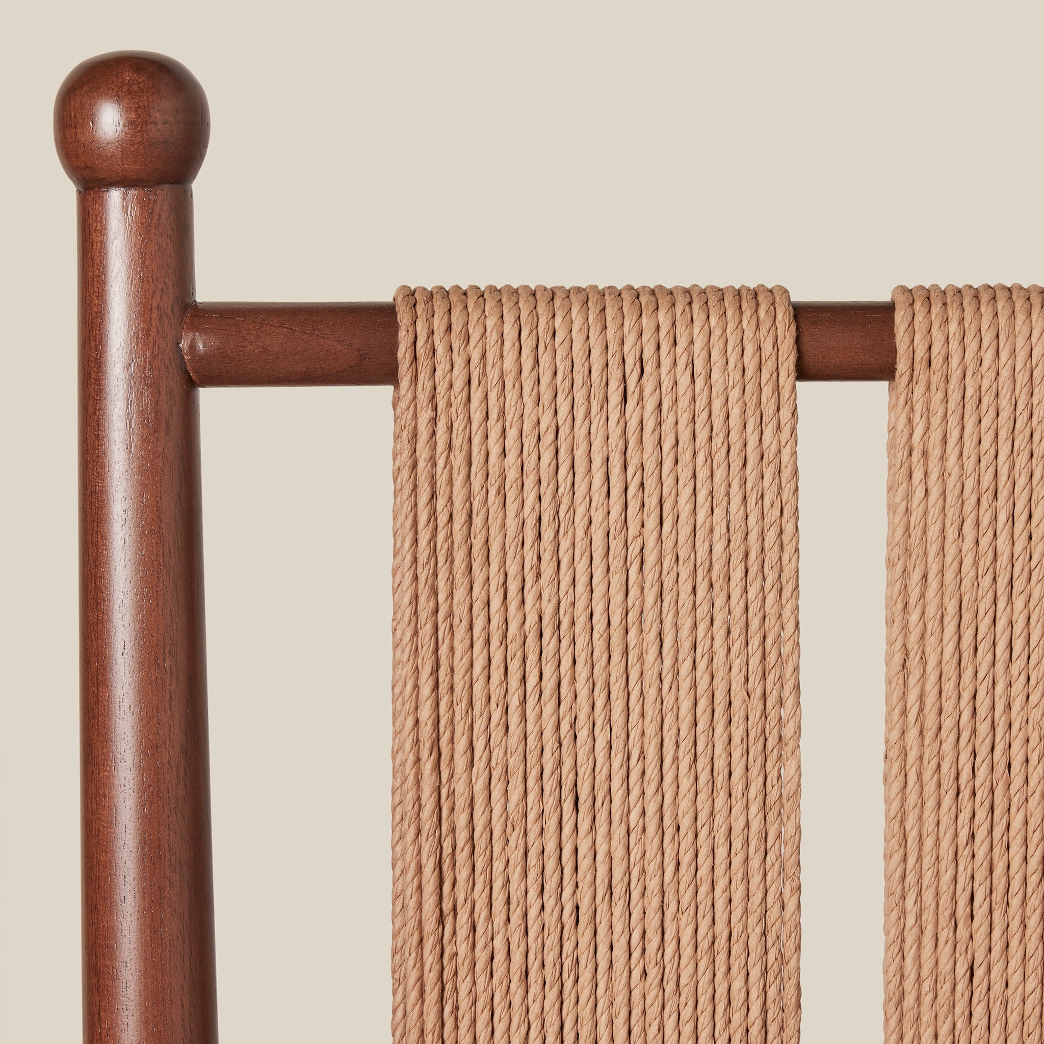 Chaise de salle à manger - Dotée d'un piètement en bois massif ancré et d'un dossier en corde tressée à la main et d'une assise en motif de jonc, elle s'intègre facilement dans les intérieurs classiques comme...