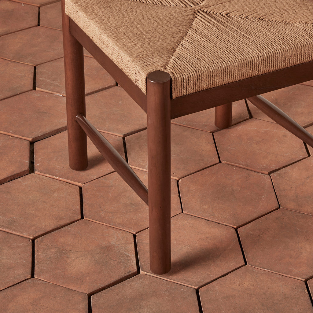 Chaise de salle à manger - Dotée d'un piètement en bois massif ancré et d'un dossier en corde tressée à la main et d'une assise en motif de jonc, elle s'intègre facilement dans les intérieurs classiques comme...