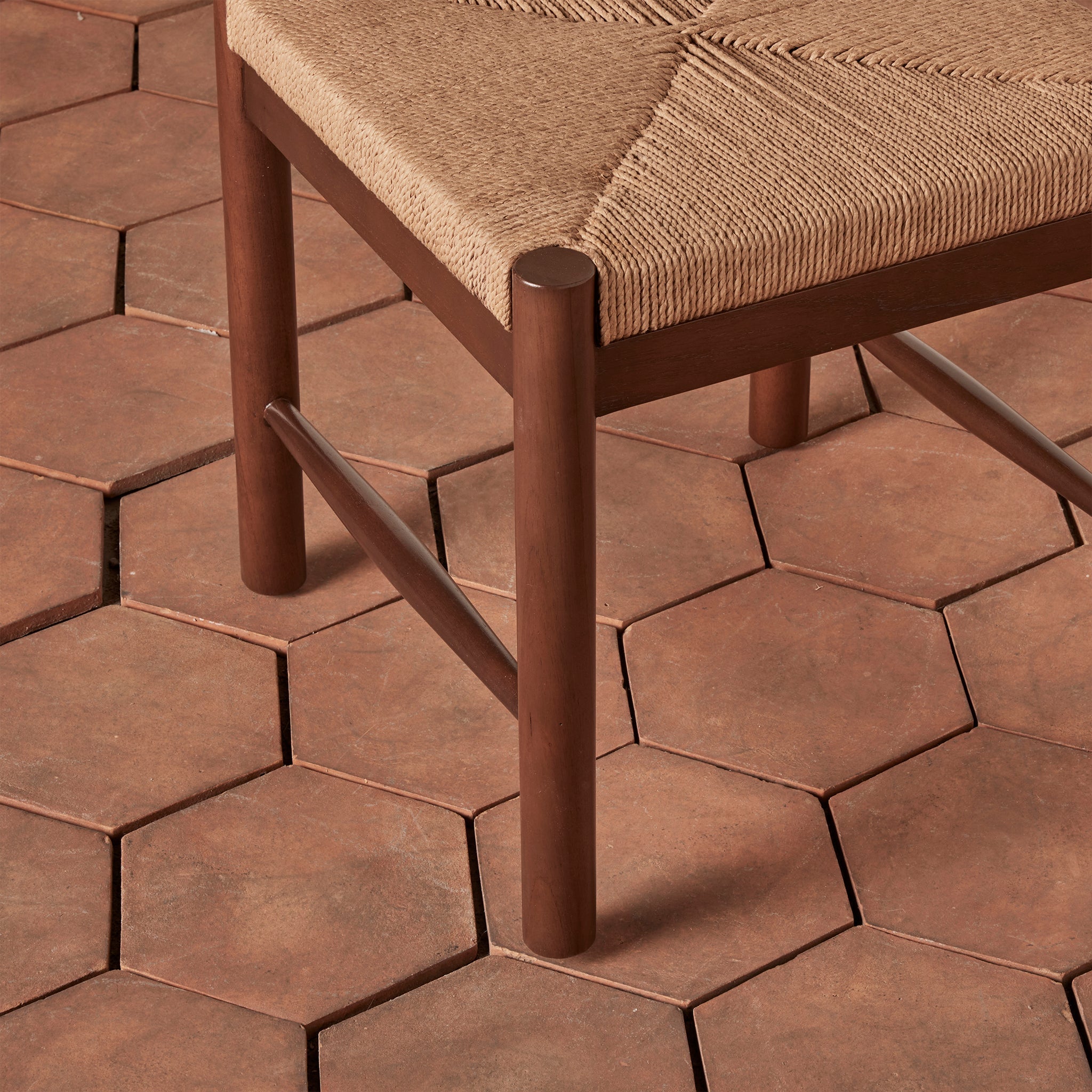 Chaise de salle à manger - Dotée d'un piètement en bois massif ancré et d'un dossier en corde tressée à la main et d'une assise en motif de jonc, elle s'intègre facilement dans les intérieurs classiques comme...