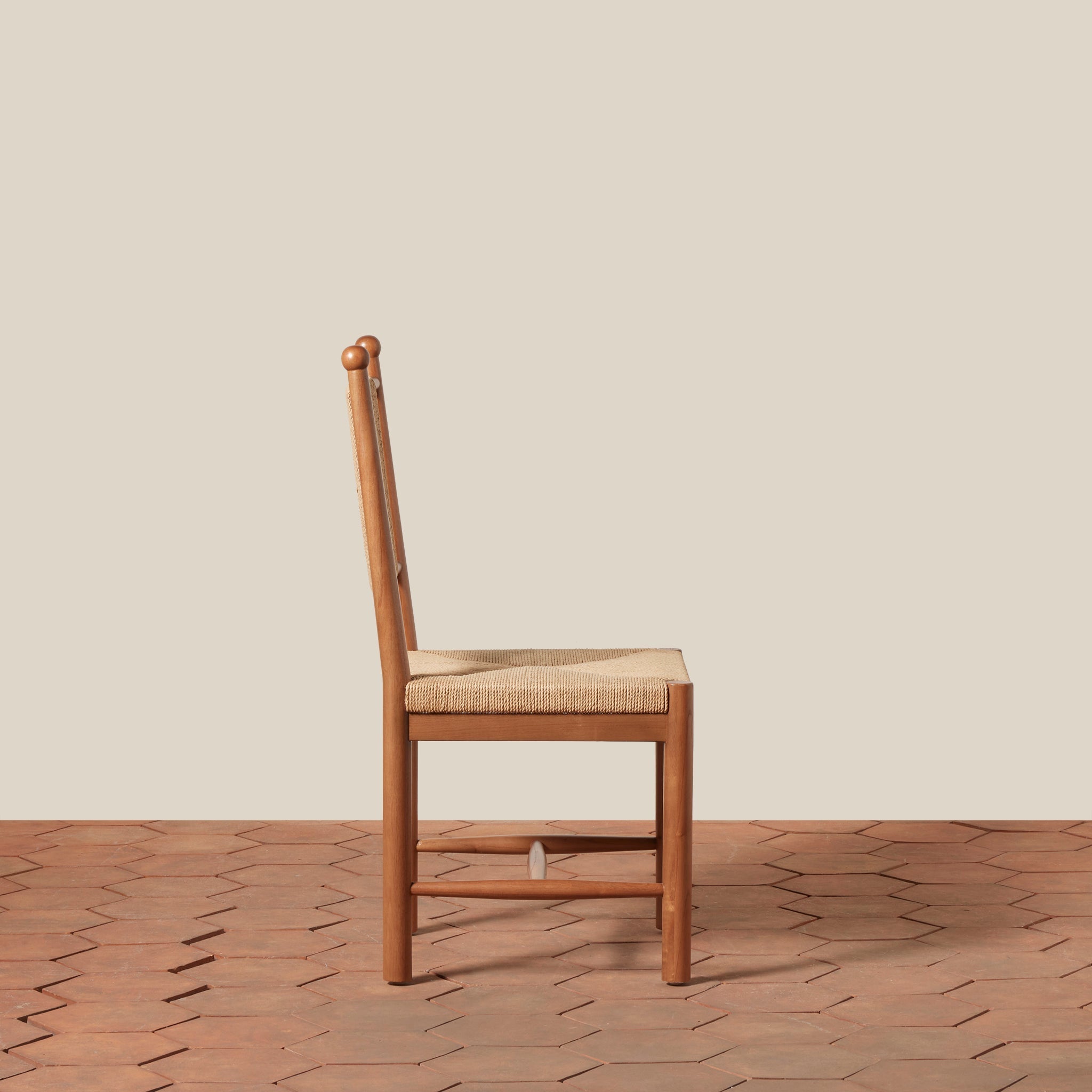 Chaise de salle à manger - Dotée d'un piètement en bois massif ancré et d'un dossier en corde tressée à la main et d'une assise en motif de jonc, elle s'intègre facilement dans les intérieurs classiques comme...