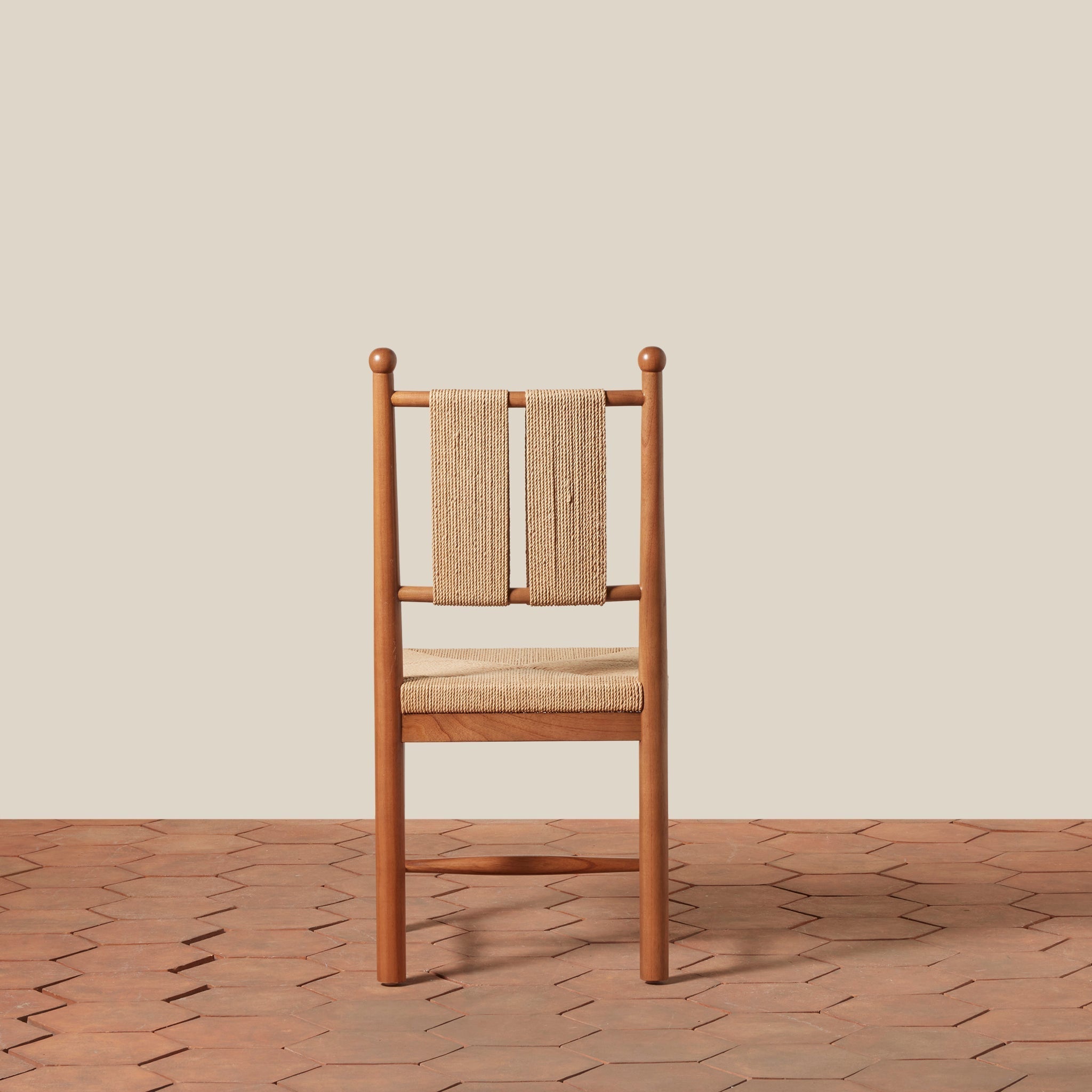 Chaise de salle à manger - Dotée d'un piètement en bois massif ancré et d'un dossier en corde tressée à la main et d'une assise en motif de jonc, elle s'intègre facilement dans les intérieurs classiques comme...