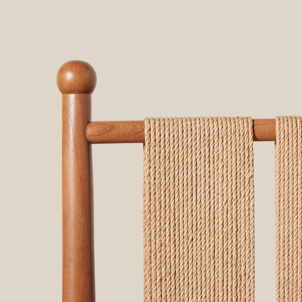Chaise de salle à manger - Dotée d'un piètement en bois massif ancré et d'un dossier en corde tressée à la main et d'une assise en motif de jonc, elle s'intègre facilement dans les intérieurs classiques comme...