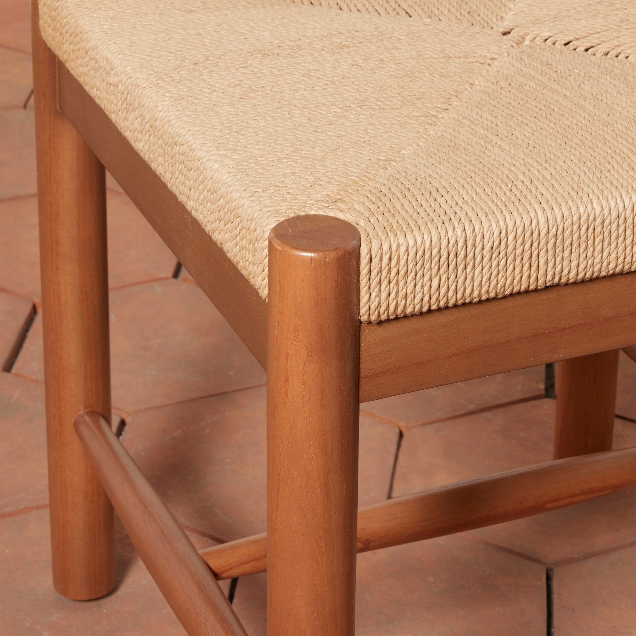 Chaise de salle à manger - Dotée d'un piètement en bois massif ancré et d'un dossier en corde tressée à la main et d'une assise en motif de jonc, elle s'intègre facilement dans les intérieurs classiques comme...