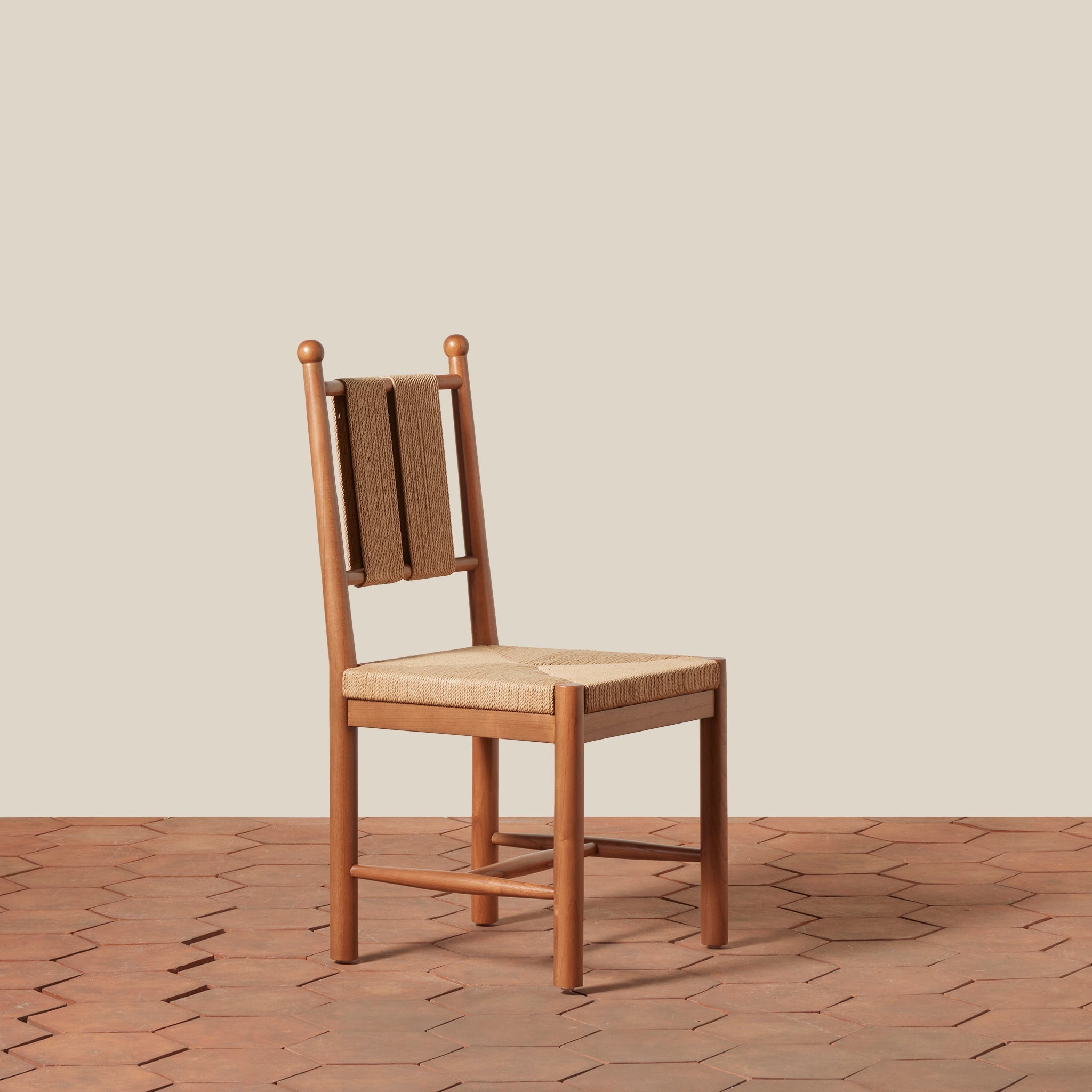 Chaise de salle à manger - Dotée d'un piètement en bois massif ancré et d'un dossier en corde tressée à la main et d'une assise en motif de jonc, elle s'intègre facilement dans les intérieurs classiques comme...
