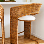 Tabouret de bar – issue d’une trouvaille vintage très spéciale, ce tabouret de bar à dossier incurvé architectural allie textures organiques et lignes sculpturales épurées...