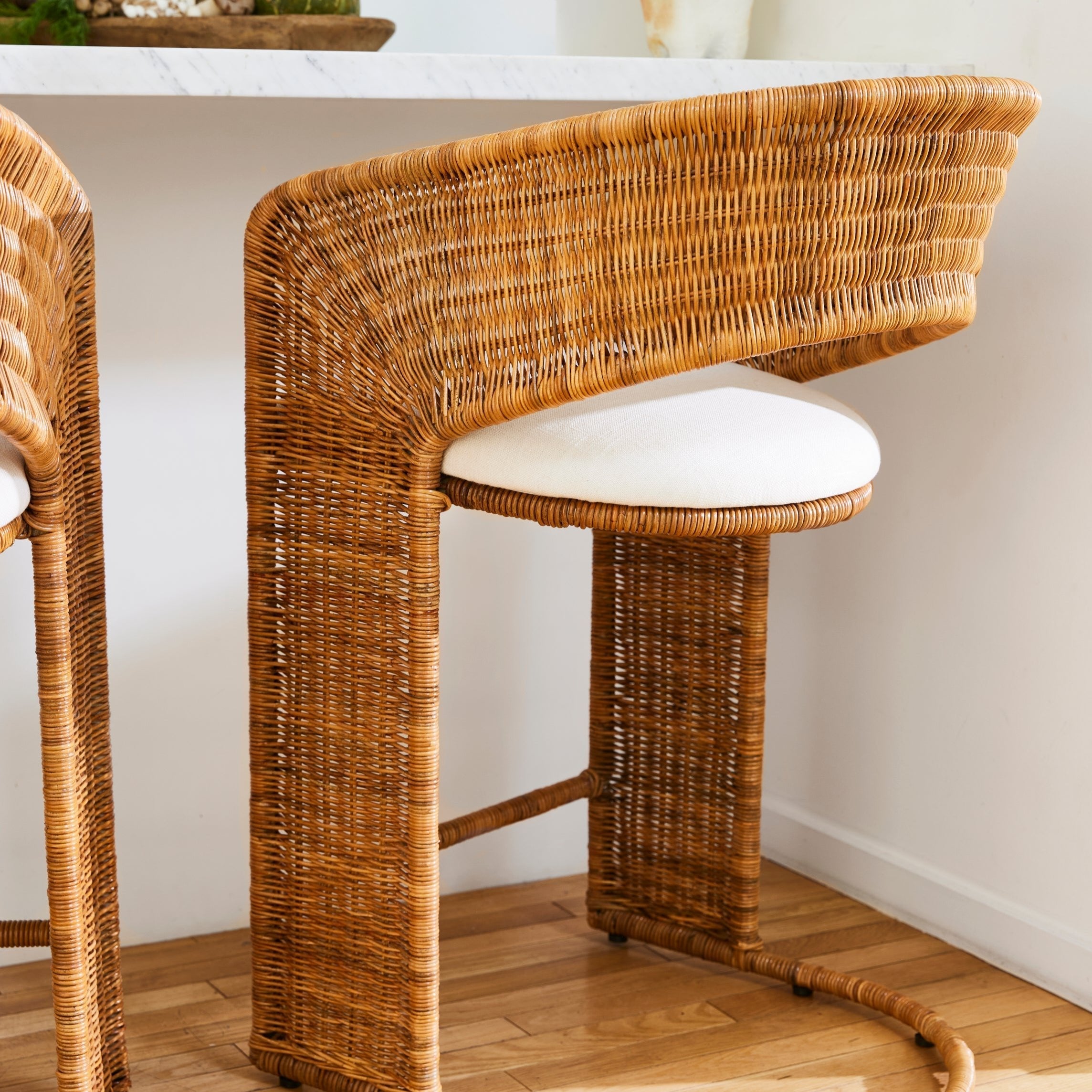 Tabouret de bar – issue d’une trouvaille vintage très spéciale, ce tabouret de bar à dossier incurvé architectural allie textures organiques et lignes sculpturales épurées...