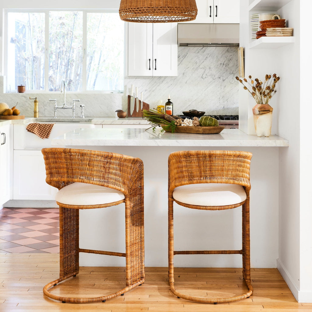 Tabouret de bar – issue d’une trouvaille vintage très spéciale, ce tabouret de bar à dossier incurvé architectural allie textures organiques et lignes sculpturales épurées...
